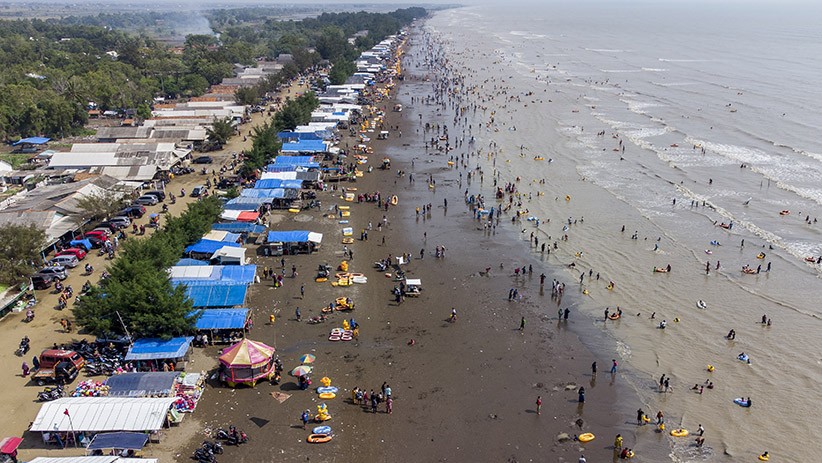 Penampakan dari Udara Pantai Tanjung Pakis Karawang Ramai Wisatawan - Bagian 1