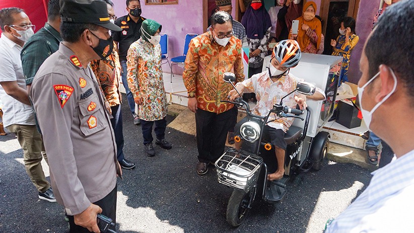 Penyandang Disabilitas Ini Dapat Bantuan Motor Listrik dan Modal Usaha  - Bagian 3