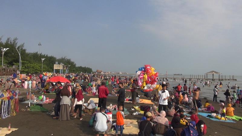 Dipadati Ribuan Pengunjung, Akses Masuk Pantai Alam Indah Tegal Ditutup