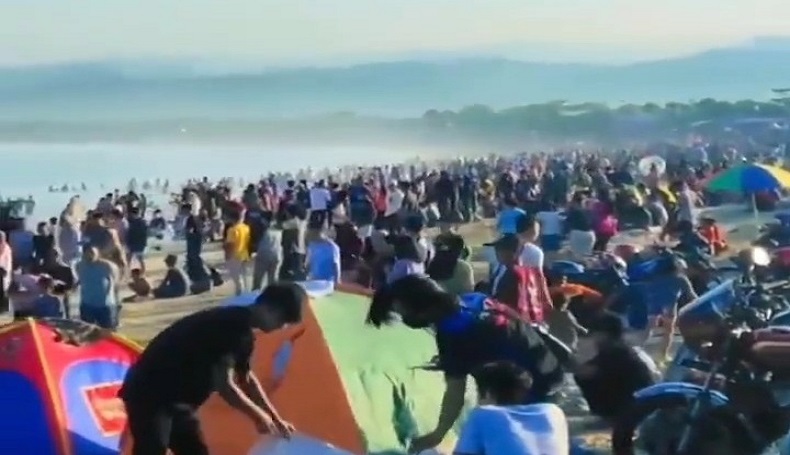 Abaikan Prokes, Wisatawan Membeludak di Pantai Santolo Garut