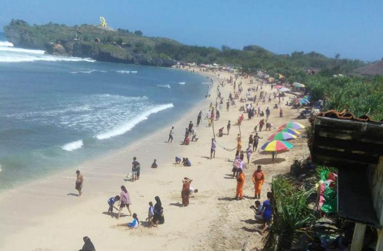 Libur Lebaran, Objek Wisata Pantai di Gunungkidul Dipadati Pengunjung