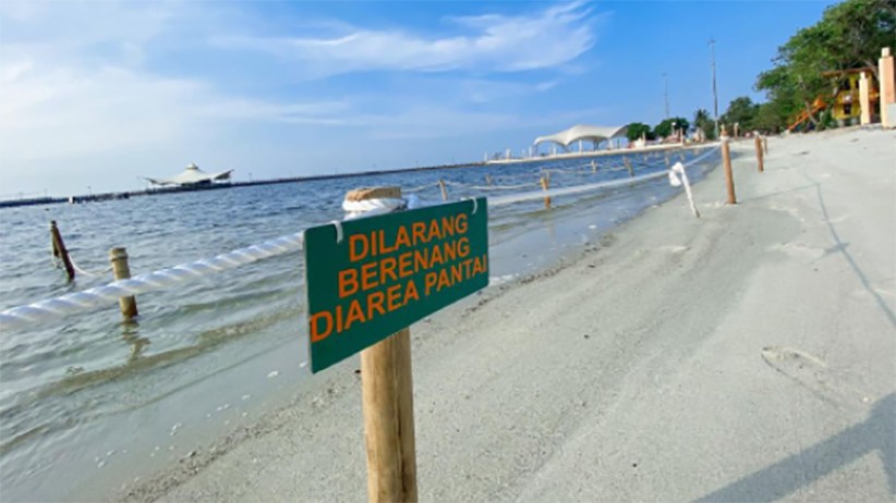 Penampakan Pantai Ancol Dipasang Pagar, Pengunjung Dilarang Berenang - Bagian 1