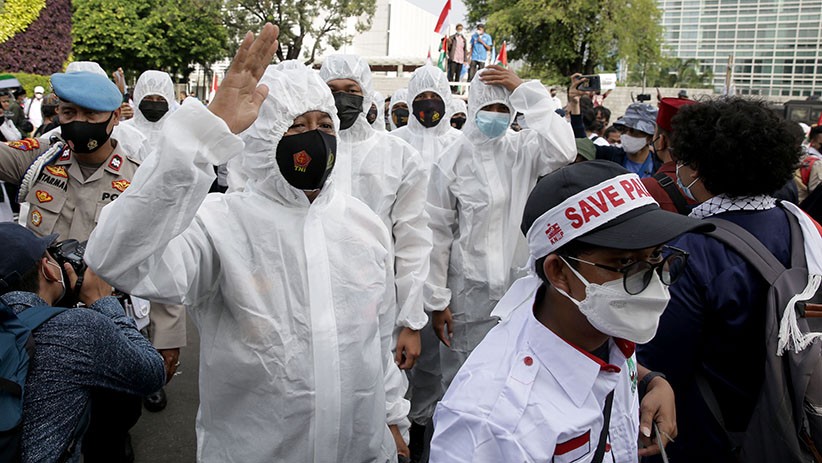 Polisi Pakai Baju Hazmat Bantu Pengamanan Unjuk Rasa - Bagian 1
