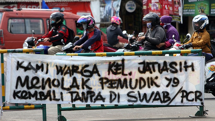 Warga Jatiasih Pasang Spanduk Tolak Pemudik Tanpa Surat Negatif Covid-19  - Bagian 1
