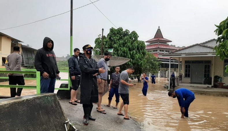 Banjir Surut di Kampung Ulu Bergantung Air Laut