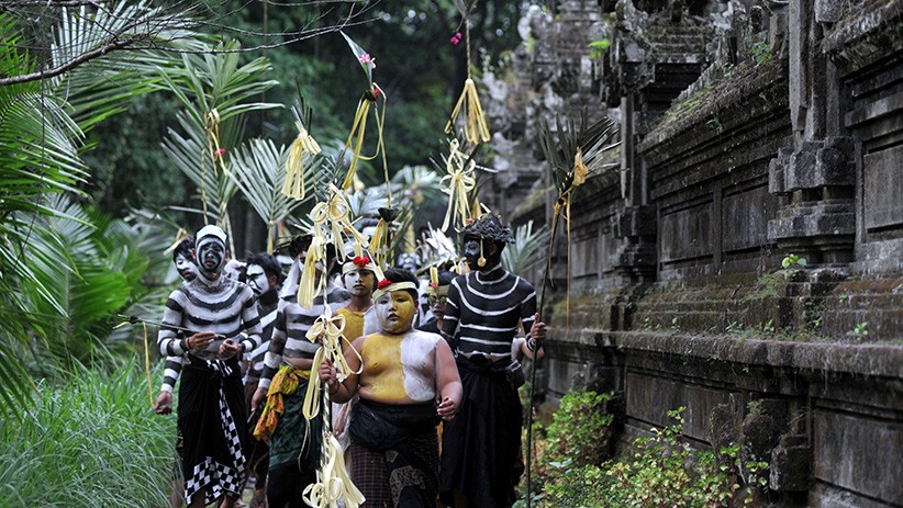 Ritual Ngerebeg, Warga Bali Keliling Kampung dengan Riasan Menyeramkan - Bagian 2