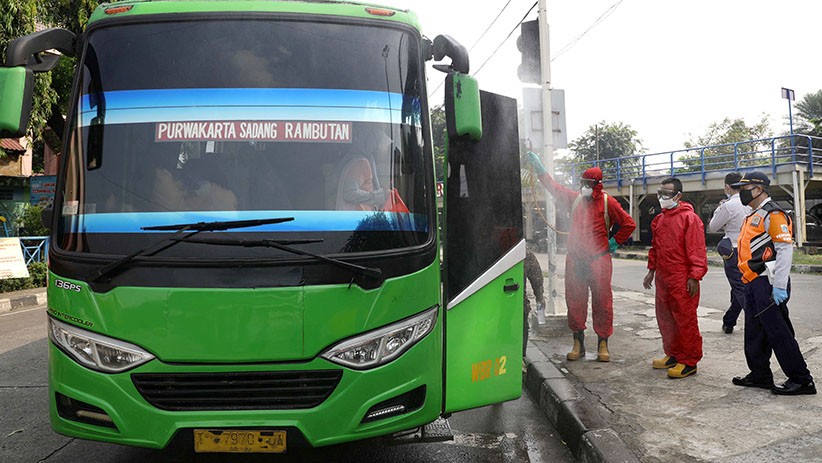 Tiba di Terminal Kampung Rambutan, Pemudik Disemprot Cairan Disinfektan - Bagian 3