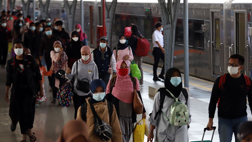 Arus Balik Lebaran, Stasiun Pasar Senen Dipadati Pemudik - Bagian 3