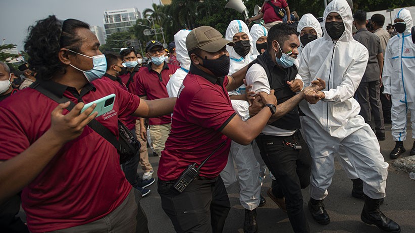 Aksi Bela Palestina di Kedubes AS Berakhir Ricuh, Provokator Ditangkap Polisi - Bagian 2