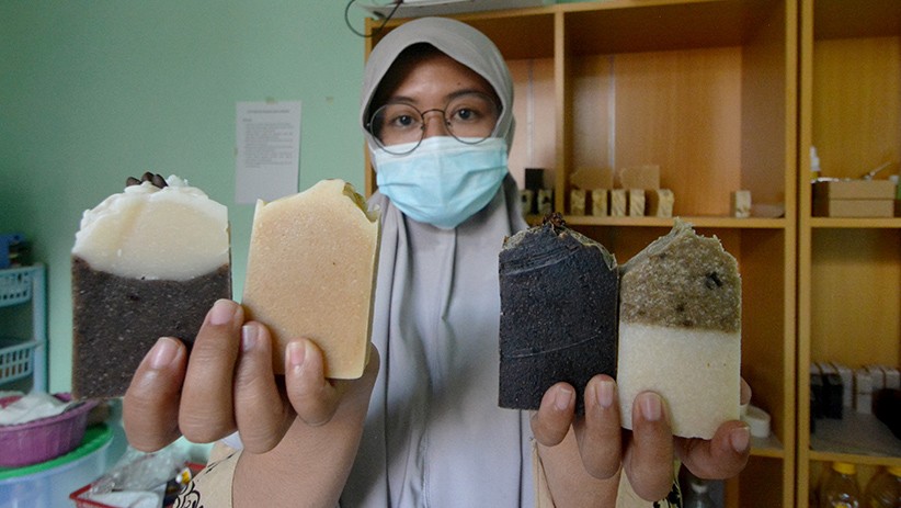 Perajin dari Solok Buat Sabun Tangan Berbahan Kopi hingga Beras - Bagian 1