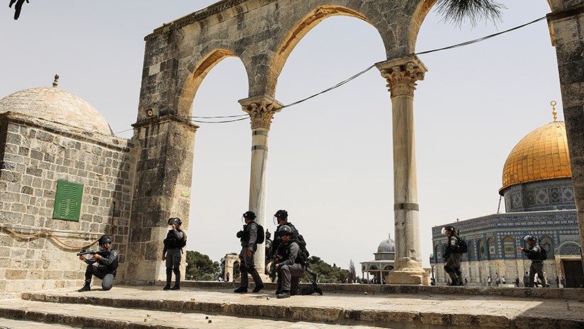 Tentara Israel Tembaki Warga Palestina dengan Granat Kejut di Masjid Al-Aqsa - Bagian 4