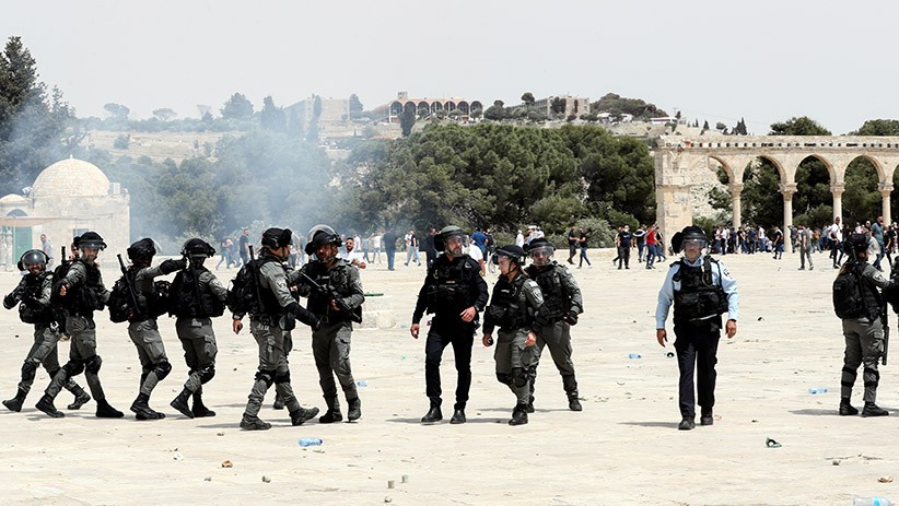 Tentara Israel Tembaki Warga Palestina dengan Granat Kejut di Masjid Al-Aqsa - Bagian 5
