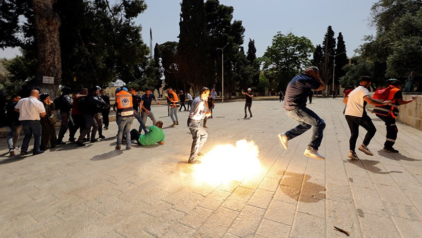 Tentara Israel Tembaki Warga Palestina dengan Granat Kejut di Masjid Al-Aqsa - Bagian 1
