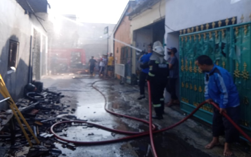 Rumah Sekaligus Ruko di Kuningan Ludes Terbakar, Penghuni Selamat