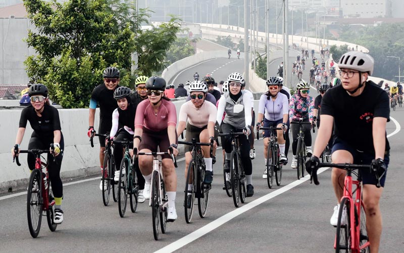Ratusan Pesepeda Ikuti Uji Coba Jalur Road Bike JLNT Kampung Melayu-Tanah Abang - Bagian 1