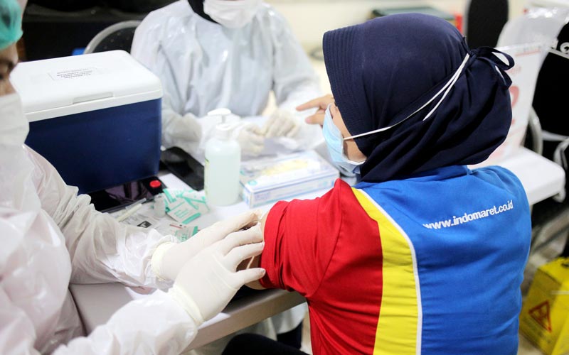 150.000 Pekerja Ritel dan UMKM Divaksin Covid-19  - Bagian 1