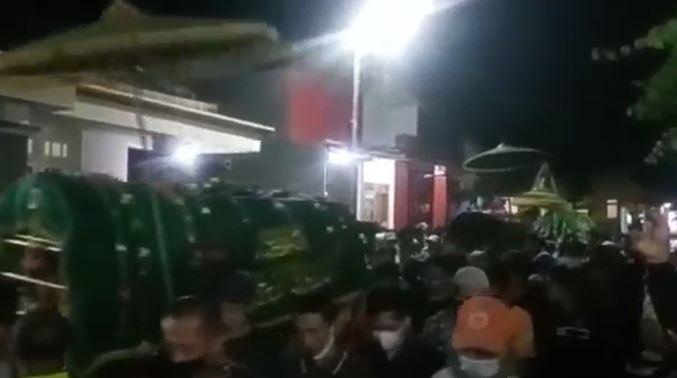 7 Jenazah Emak-Emak Korban Kecelakaan Maut Pikap Tabrak Pohon Dimakamkan