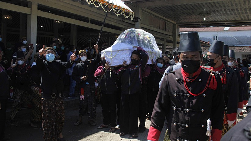 Suasana Haru Pemberangkatan Jenazah Putri Paku Buwono XII di Keraton Solo - Bagian 3