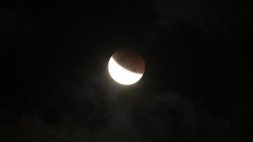 Melihat Proses Fenomena Gerhana Bulan Total di Langit Surabaya - Bagian 2
