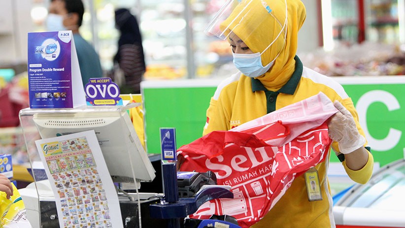 Seluruh Giant Tutup, Begini Ekspresi Para Karyawan Melayani Pelanggan - Bagian 2