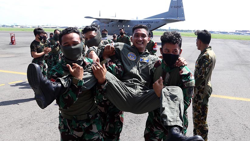 Sukses Terbang Solo Pertama, Pilot TNI AL Berguling-guling Putari Pesawat - Bagian 4