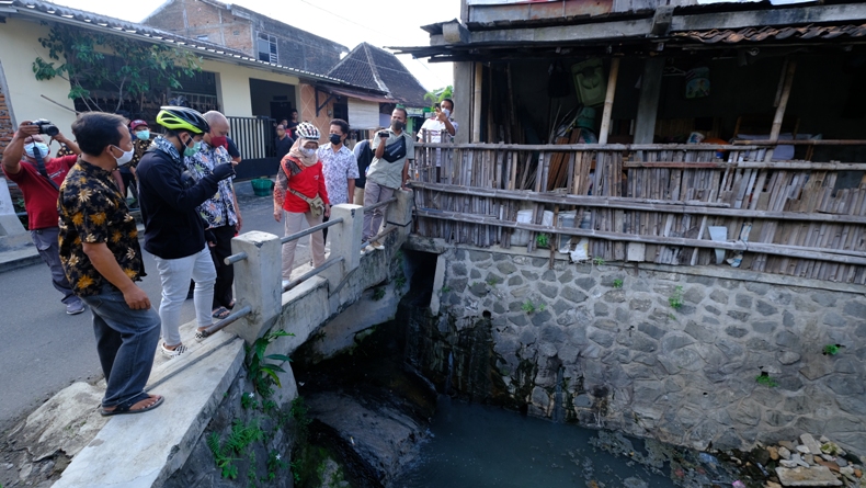 Cek Titik Banjir di Solo, Gibran Jumpai Banyak Sampah Sumbat Drainase 