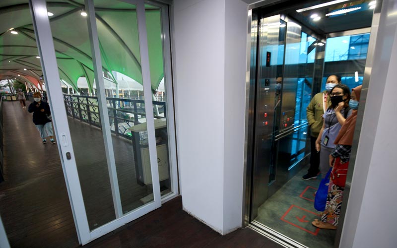 Beri Kenyamanan Penumpang Transjakarta, JPO Jembatan Gantung Dipasang Lift - Bagian 1
