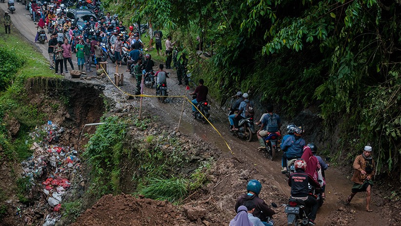 Jalan Penghubung Provinsi Banten-Jawa Barat Longsor Sepanjang 50 Meter - Bagian 1