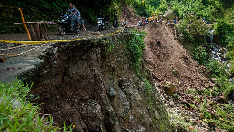 Jalan Penghubung Provinsi Banten-Jawa Barat Longsor Sepanjang 50 Meter - Bagian 2