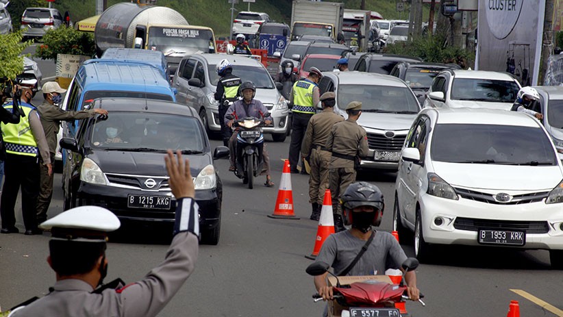 Libur Hari Lahir Pancasila, Kawasan Puncak Bogor Macet Panjang - Bagian 3