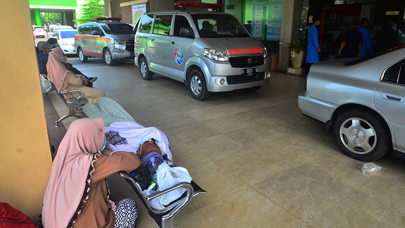 Rumah Sakit Kudus Penuh, Pasien Berbaring di Kursi Tunggu - Bagian 1