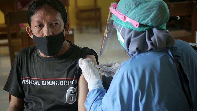 Cilangkap Zona Merah, Ratusan Warga Jalani Vaksinasi Covid-19 Massal - Bagian 3