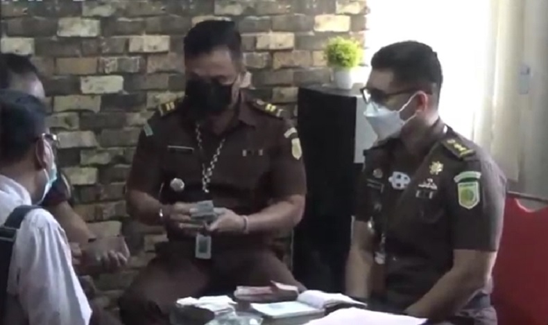 Bayar Denda Jerinx, Kuasa Hukum Serahkan Recehan hingga Uang Logam