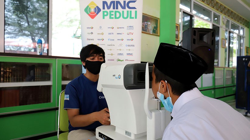 Potret Santri Periksa Mata dan Pakai Kacamata Gratis dari MNC Peduli - Bagian 1