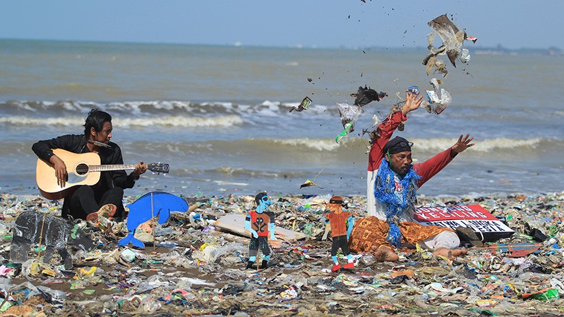 Aksi Teatrikal di Atas Tumpukan Sampah Plastik Pantai Dadap Indramayu - Bagian 1