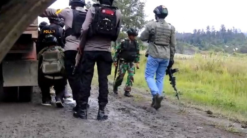 TNI-Polri Lindungi Masyarakat dari Teror KKB yang Serang Bandara Aminggaru