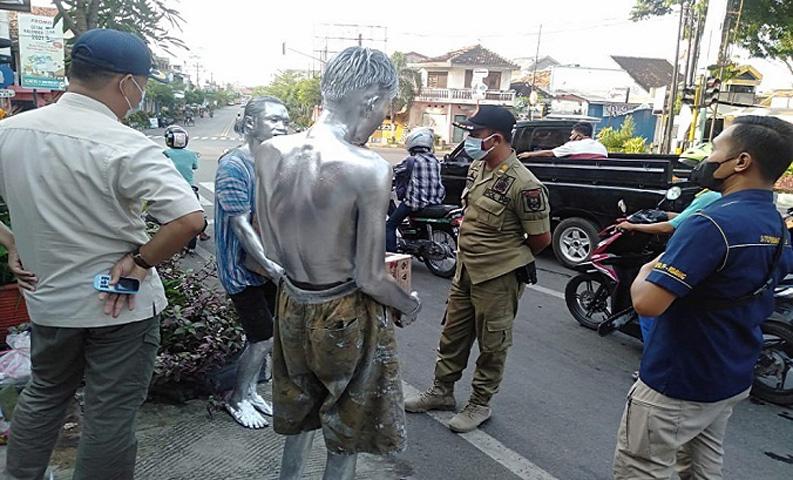 Tak Pakai Masker, Manusia Perak di Rembang Ditertibkan Satpol PP