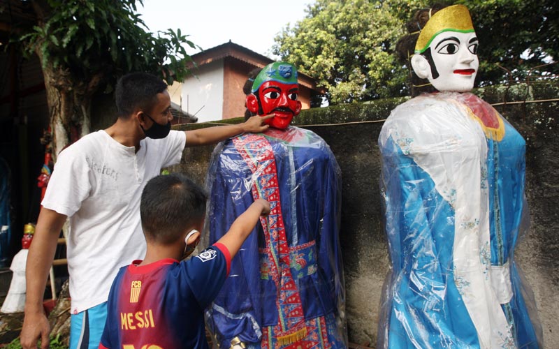 Jelang HUT Ke-494 Jakarta, Penjualan Ondel-ondel Meningkat - Bagian 1