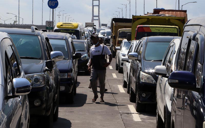Petugas Kesehatan Gelar Swab Massal, Jembatan Suramadu Macet Total - Bagian 5