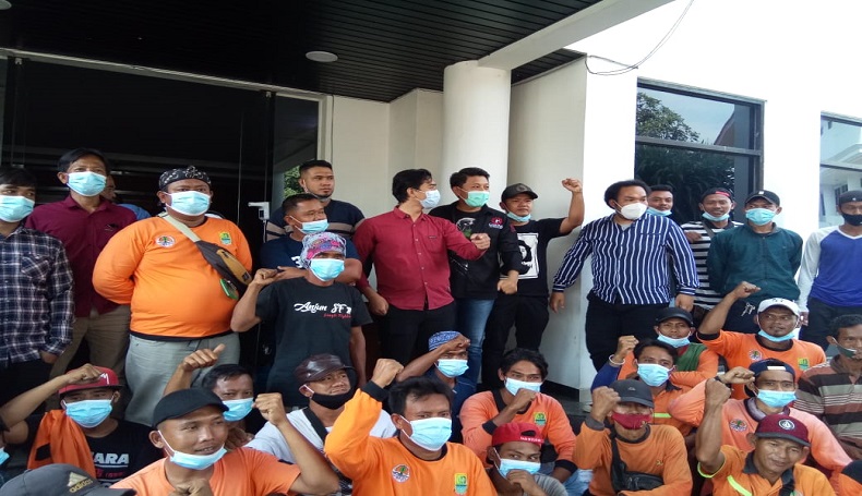Diupah Minim, Ratusan Sopir Pengangkut Sampah Demo ke DPRD Karawang