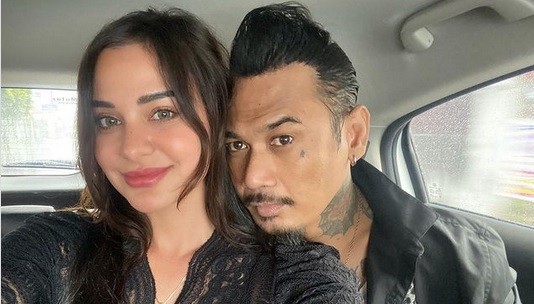 Mesra, Jerinx Unggah Foto Perdana Bersama Istri Usai Bebas