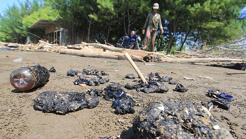 Gumpalan Minyak Mentah Berserakan di Sepanjang Bibir Pantai Indramayu - Bagian 1