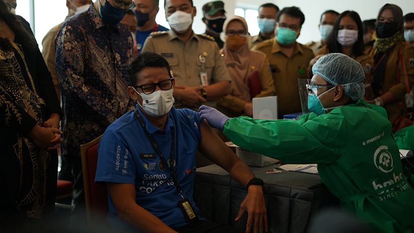 Momen Sandiaga Uno Disuntik Vaksin AstraZeneca Tahap Pertama  - Bagian 1