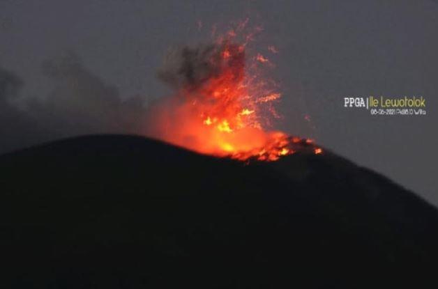 Gunung Ile Lewotolok Erupsi Disertai Lontaran Lava Pijar dan Gemuruh
