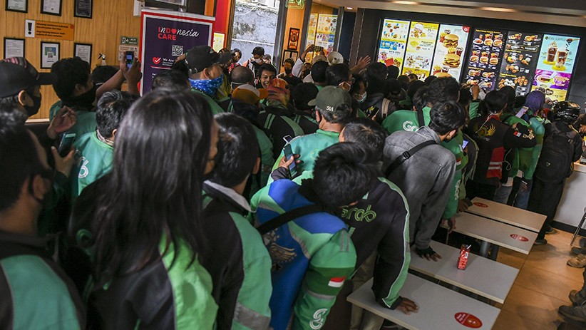 Kolaborasi BTS Bikin Driver Ojek Online Membeludak di Restoran Cepat Saji - Bagian 1