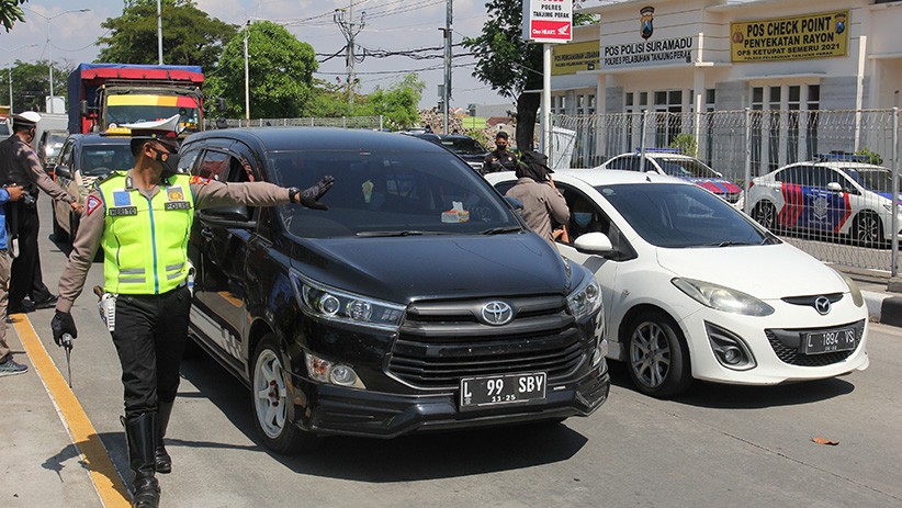 Polisi Sekat Kendaraan Menuju Pulau Madura - Bagian 2