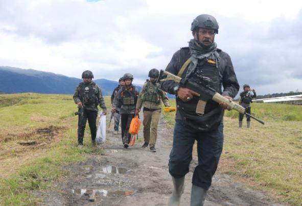 Diteror KKB, Petugas Bandara Aminggaru Dievakuasi Keluar Ilaga