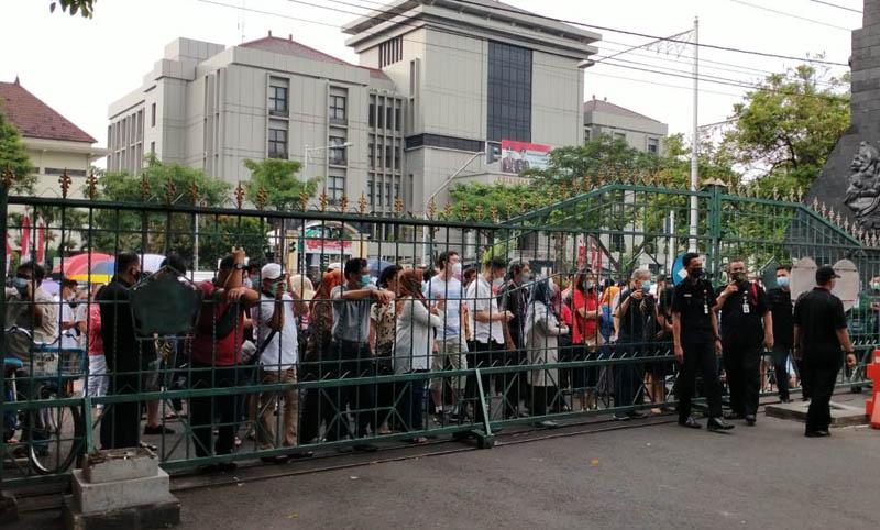 Ribuan Warga Mengantre Divaksin di Kompleks Kantor Gubernur Jateng