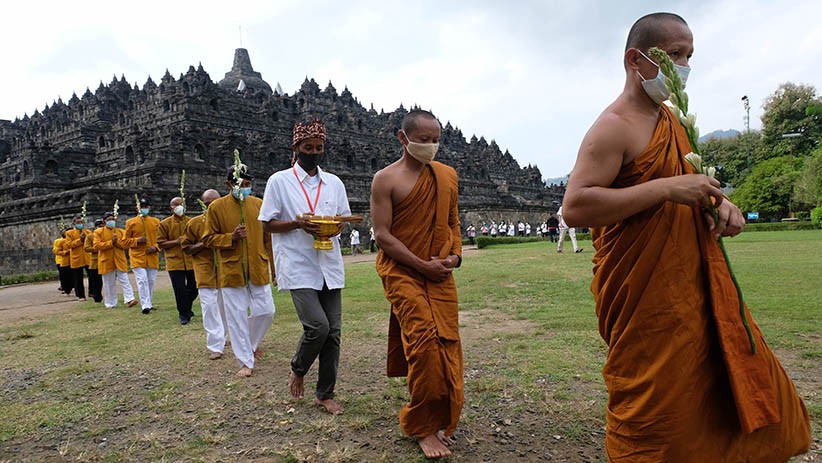 Ritual Uposatha Mandala Puja, Umat Buddha Kelilingi Candi Borobudur - Bagian 1
