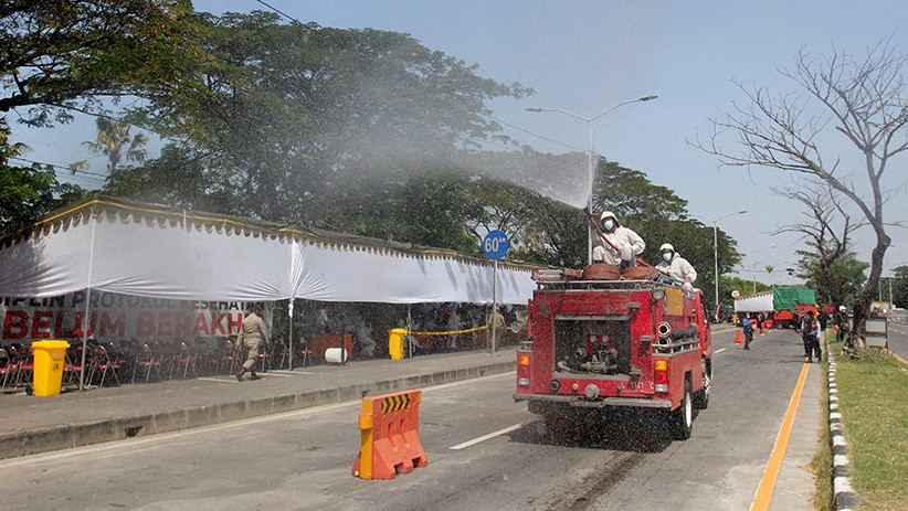 Pos Penyekatan Jembatan Suramadu Disemprot Cairan Disinfektan - Bagian 2